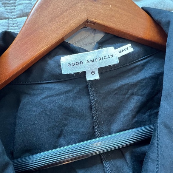 GOOD AMERICAN Darted Stretch Poplin Button-up Shirt In Black - Picture 11 of 16